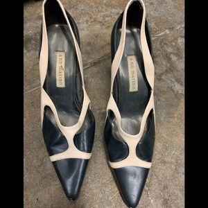 Black and white vintage pumps shoes
